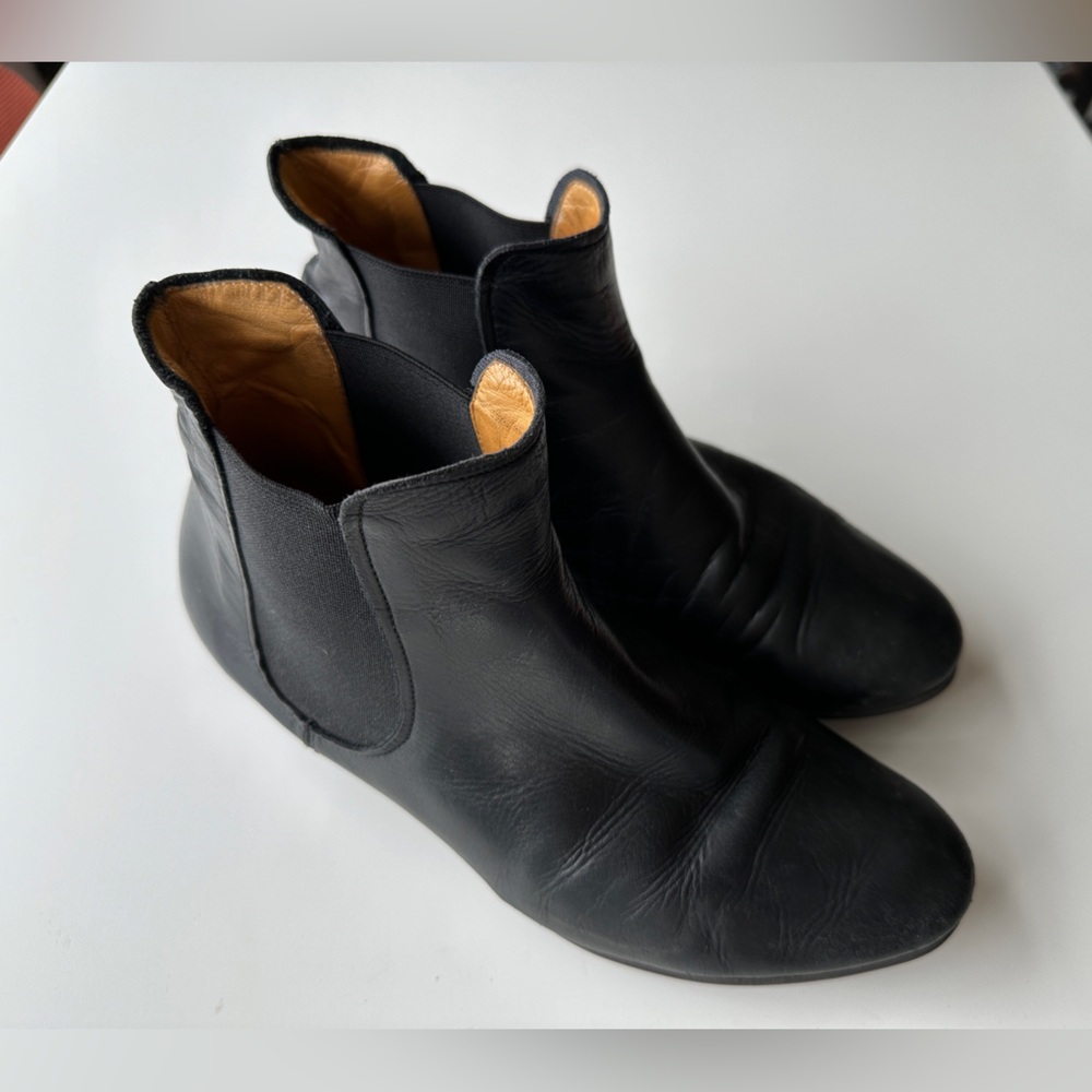 Leather chelsea boots - size 6 women’s